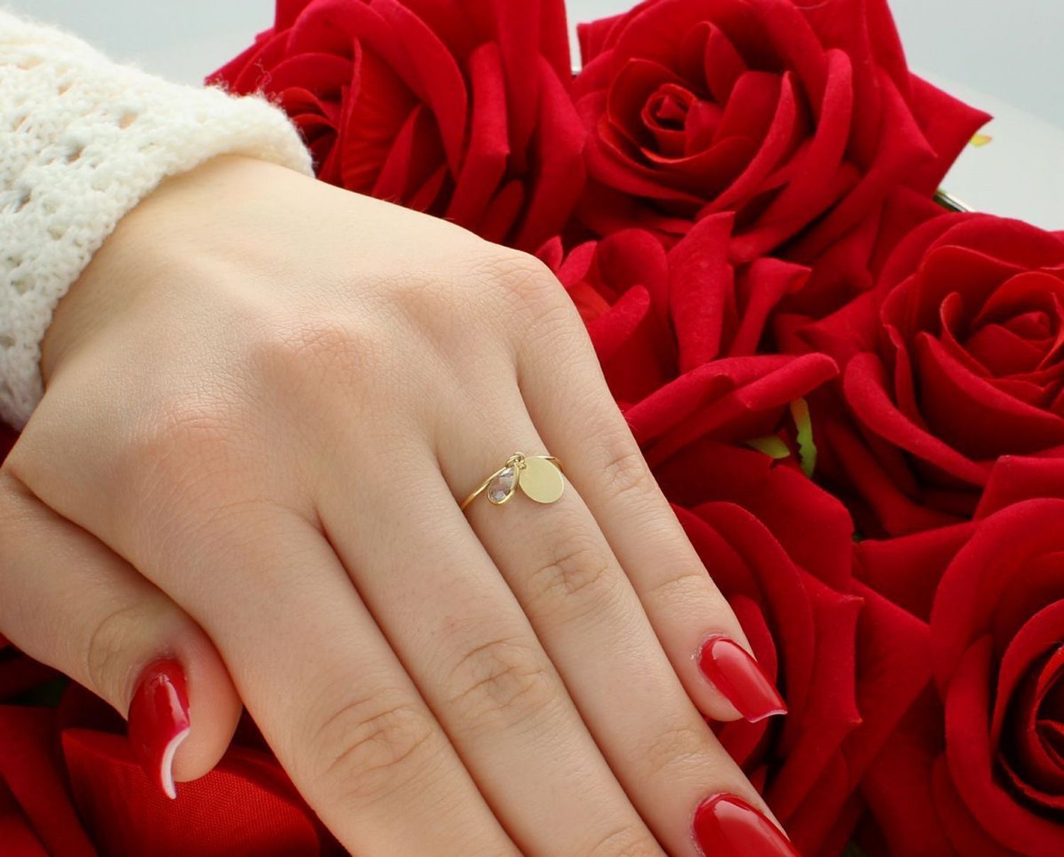 Delikatny złoty pierścionek damski próby 585 z wiszącą cyrkonią i okrągłą blaszką. Lekki, subtelny i kobiecy – idealny na prezent lub do codziennego noszenia.1.jpg